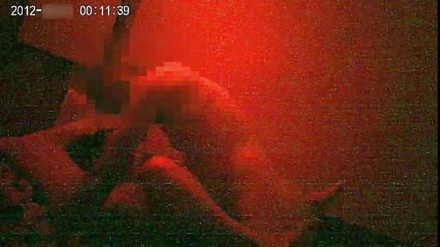 バンビ-ブルックスは、ソファの上に日焼けした男性に癌を与える 女 と 女 セックス 動画