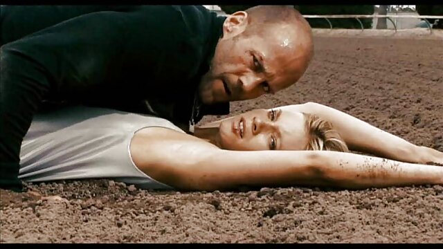 彼女の夫の顔の上に座って寝室のブロンドとお楽しみください 大人 の 女性 エロ 動画