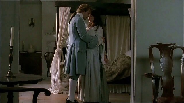 タイトなお尻を持つ若い女性は、フェラチオを作り、窓の近くの男をねじ込む 女 用 エロ 画像