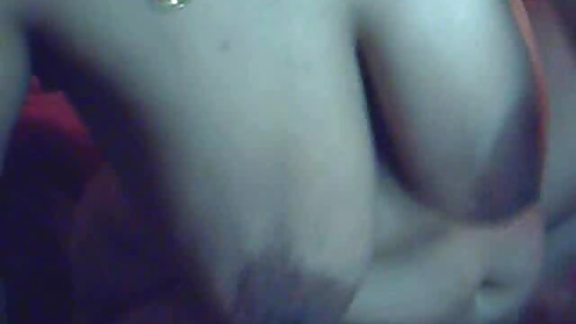 裸のブルネットの体に位置するレズビアンスリム 女性 アダルト イケメン