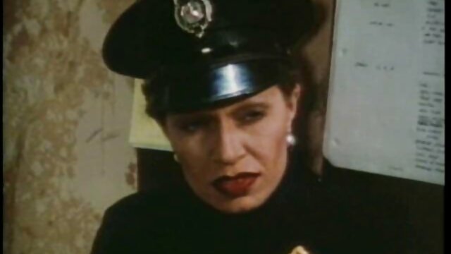 ブルネットの女の子は長い散歩の後に69ポーズで男性のコックを吸う アダルト 無料 女