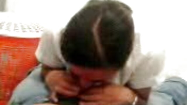 水着で熟女は彼氏のメンバーを嚥下し、リビングルームでフェラチオを与えています 無料 動画 女性 素人